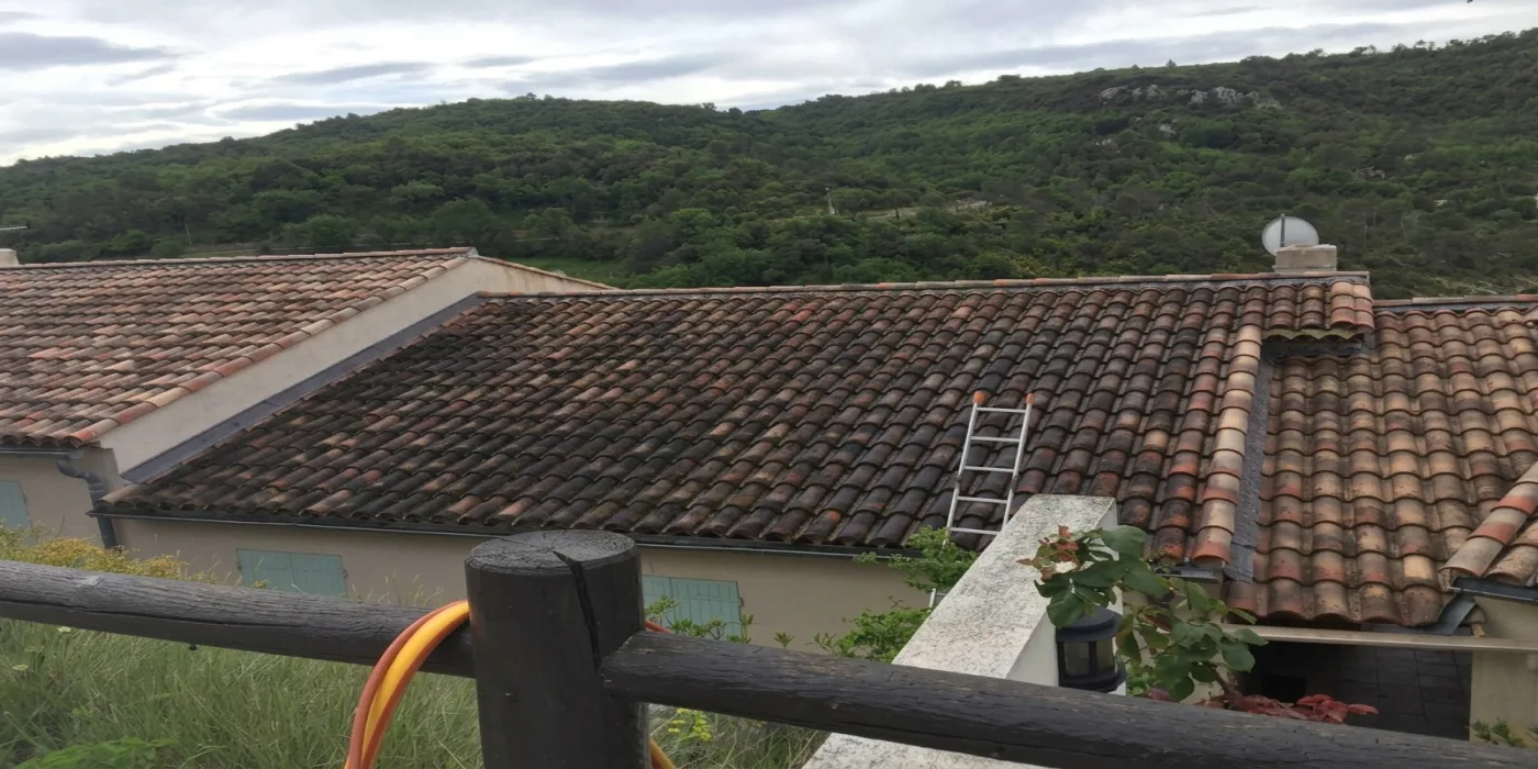 nettoyage toiture tuiles canal Meaux — avant nettoyage nettoyage toiture tuiles canal Meaux — avant nettoyage